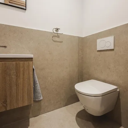 La Leo Face Au Centre Equestre Et Piscine *