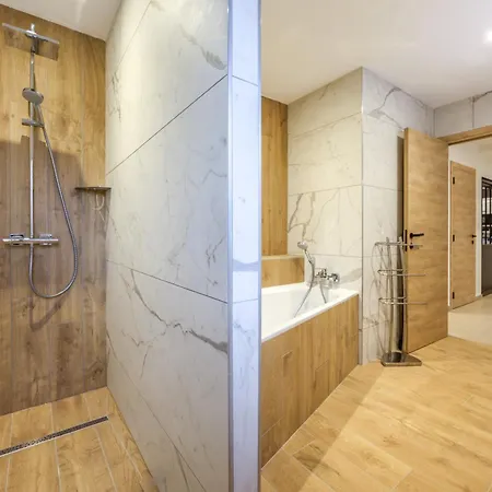 La Leo Face Au Centre Equestre Et Piscine Villa