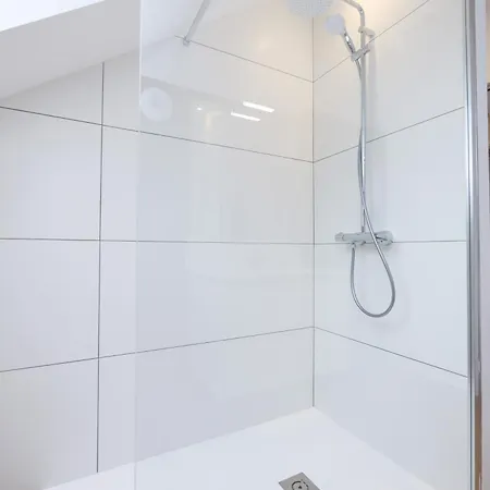 La Leo Face Au Centre Equestre Et Piscine