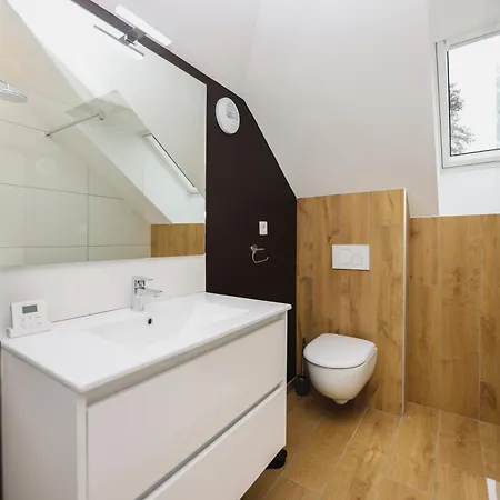 La Leo Face Au Centre Equestre Et Piscine *