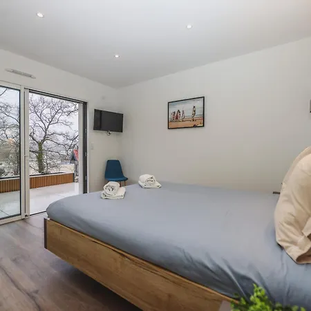 La Leo Face Au Centre Equestre Et Piscine