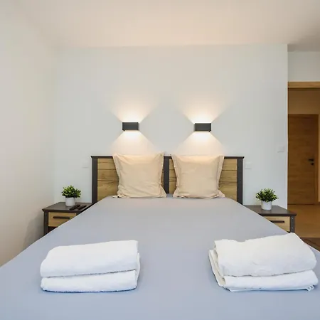 La Leo Face Au Centre Equestre Et Piscine *