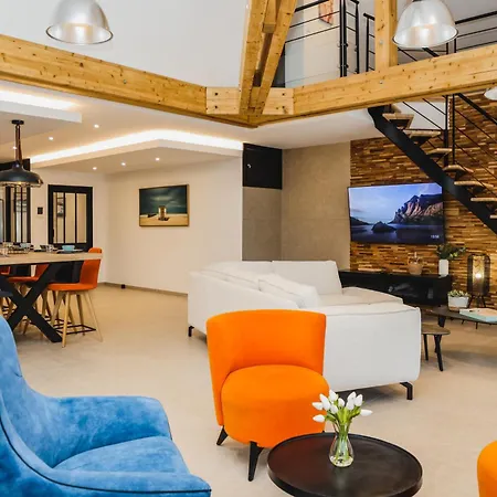 La Léo Face Au Centre Equestre Et Piscine *