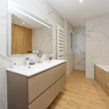 La Léo Face Au Centre Equestre Et Piscine Villa