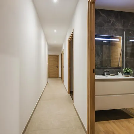 La Léo Face Au Centre Equestre Et Piscine