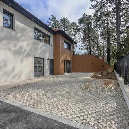 La Leo Face Au Centre Equestre Et Piscine Villa *