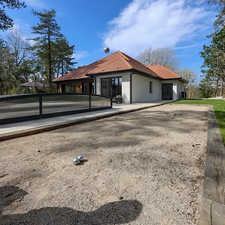 La Leo Face Au Centre Equestre Et Piscine