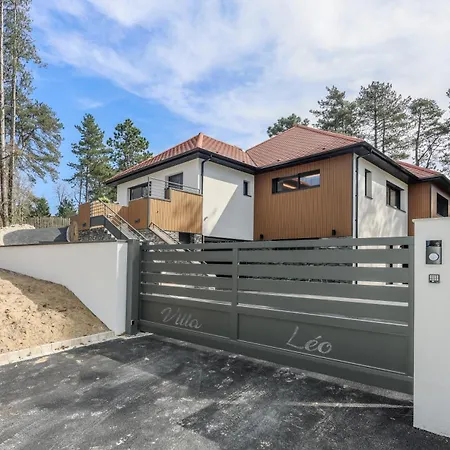 La Léo Face Au Centre Equestre Et Piscine