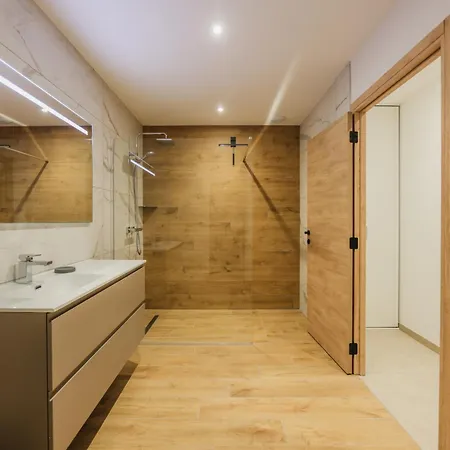 La Léo Face Au Centre Equestre Et Piscine