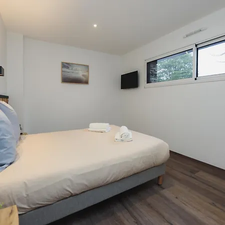 La Léo Face Au Centre Equestre Et Piscine