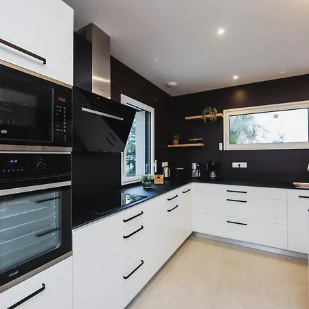 La Léo Face Au Centre Equestre Et Piscine